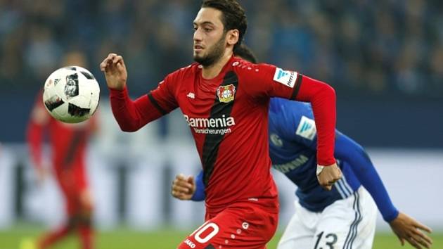 Hakan Calhanoglu z Leverkusenu proti Schalke.