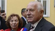 Bývalý prezident Václav Klaus společně s manželkou Livií odevzdal 25. října v Praze hlas ve volbách do Poslanecké sněmovny.