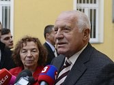 Bývalý prezident Václav Klaus společně s manželkou Livií odevzdal 25. října v Praze hlas ve volbách do Poslanecké sněmovny.