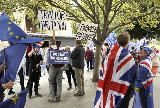 Příznivci setrvání Británie v EU i podporovatelé brexitu shromáždění na náměstí poblíž parlamentu v Londýně