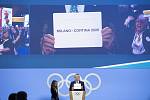 Prezident MOV Thomas Bach ukazuje lístek se jménem pořadatele zimní olympiády 2026