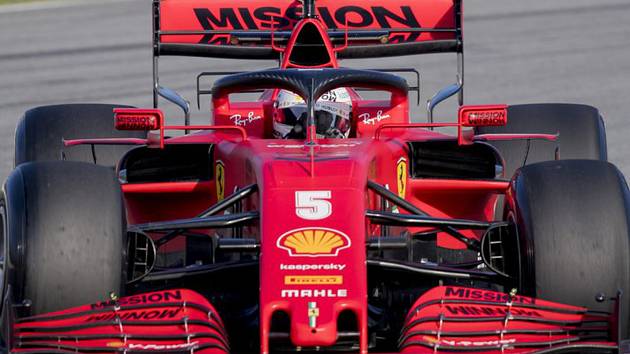 Pilot stáje Ferrari Sebastian Vettel během testů na okruhu Montmelo v Barceloně.