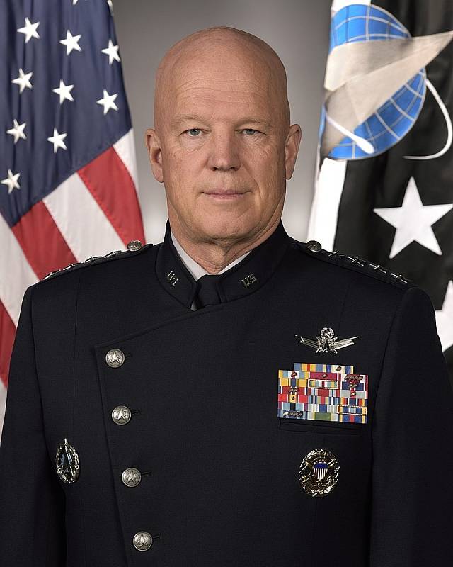 Velitel vesmírných operací, generál John W. Raymond, v uniformě Vesmírných sil.