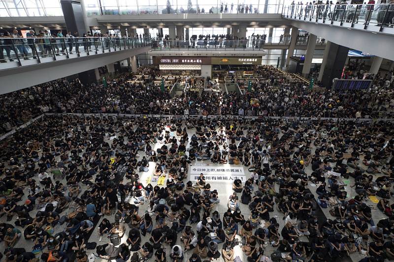 Poklidná demonstrace na hongkongském letišti