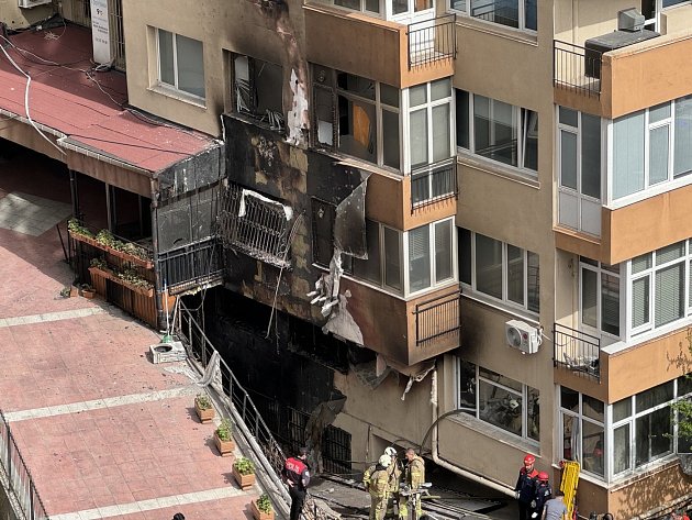 Při požáru obytné budovy v Istanbulu zemřelo 27 lidí. Úřady zadržely pět osob
