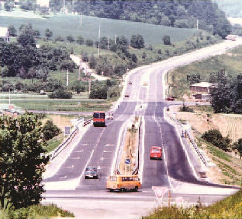 Gorbačovka. Do Slušovic vede čtyřproudová silnice. Dlouho to byl jediný úsek dálničního typu v kraji. Pojmenování Gorbačovka si nese podle toho, že po ní měl údajně do Slušovic přijet sovětský vůdce Michail Gorbačov. Nikdy však  k tomu nedošlo