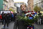 K památníku událostí 17. listopadu 1989 na pražské Národní třídě položil květiny i prezidentský kandidát Karel Janeček