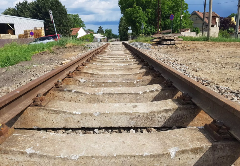 Železniční trať v Lužci nad Vltavou