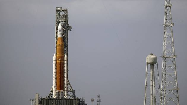Raketa Space Launch System s modulem Orion na rampě v Kennedyho vesmírném středisku na Floridě, 2. září 2022