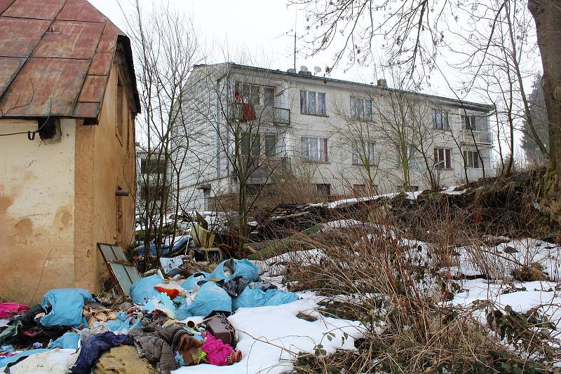 Chybějící okna, vymlácená skla, hromady výkalů, odpadků, špína. Takové je prostředí kolem čtyř panelových domů, které strašily místní obyvatele malé obce Nemanice na hranicích Domažlického okresu s Německem již v roce 2016.