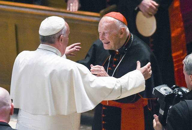 Americký kardinál Theodore McCarrick a papež František.