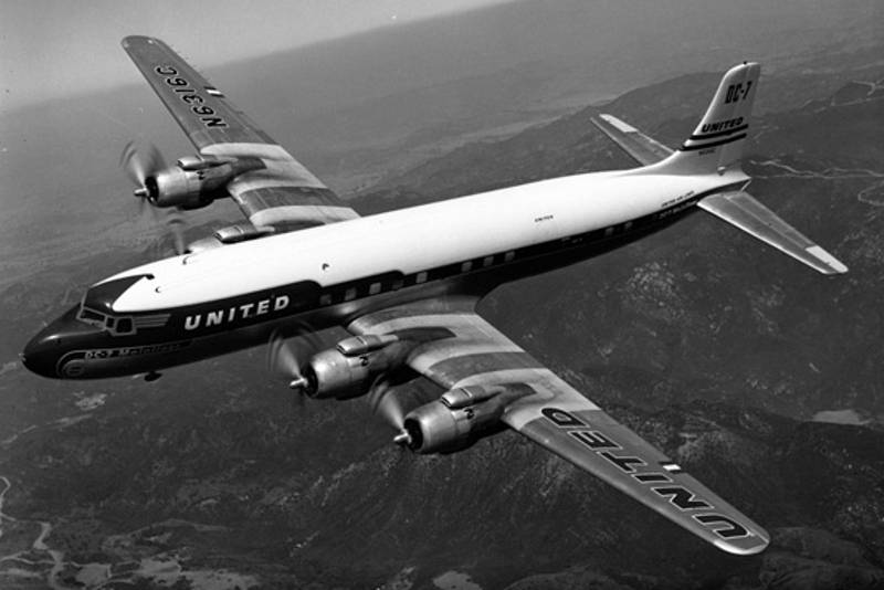 Letadlo Douglas DC-7 společnosti United Airlines. Přesně takové bylo účastníkem kolize nad Grand Canyonem v roce 1956.