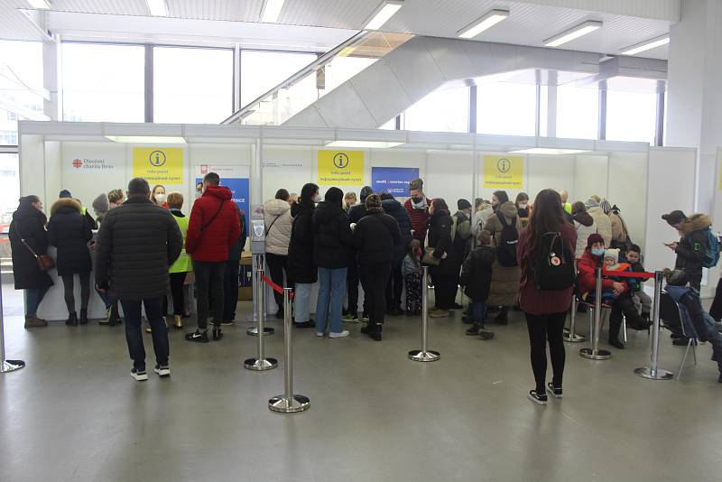 Každý den navštěvuje brněnské Krajské asistenční centrum pomoci přes tisíc Ukrajinců. Vyřídí si zde nejdůležitější dokumenty a dozví se, co dělat dál.Foto: Deník/Jakub Tručka