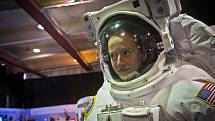 Bývalý americký astronaut z letu Apolla 16 Charles Duke, který v roce 1972 vstoupil na Měsíc, se 12. března v Praze zúčastnil zahájení výstavy Gateway to Space (Brána do vesmíru) v Křižíkových pavilonech na pražském Výstavišti.
