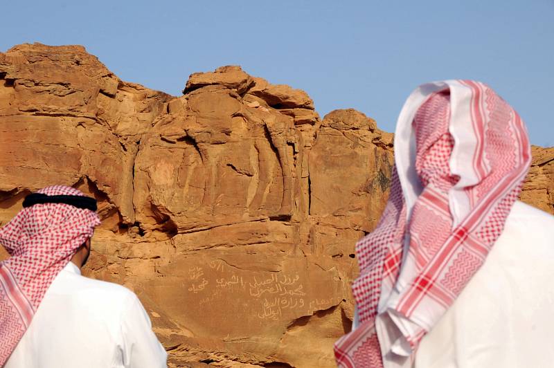 Série velbloudů vyrytých do skály v Saúdské Arábii může představovat nejstarší zvířecí reliéfy této velikosti na světě.