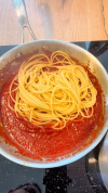 Špagety vaříme o minutu kratší dobu, než je uvedeno na obalu. Pak je přendáme rovnou do omáčky a necháme tři až čtyři minuty dojít.