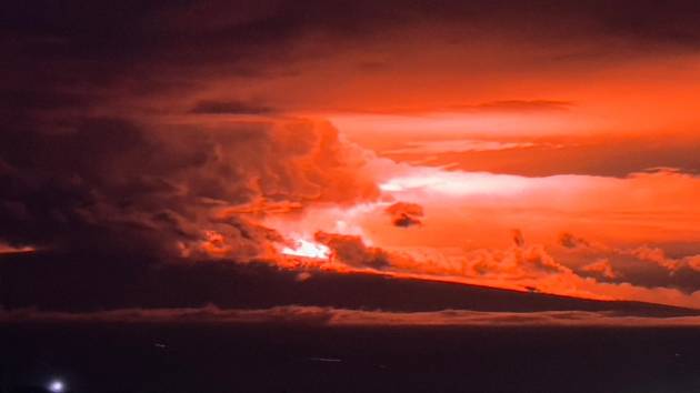 Na Havaji vybuchla Mauna Loa, největší aktivní sopka na světě.