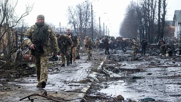 Ukrajinští vojáci ve městě Buča nedaleko Kyjeva