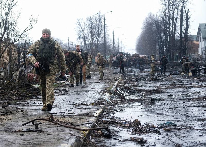 Ukrajinští vojáci ve městě Buča nedaleko Kyjeva