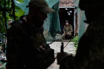 Ukrajinští vojáci se připravují k přesunu do frontové pozice v oblasti Donbasu. Ilustrační foto.