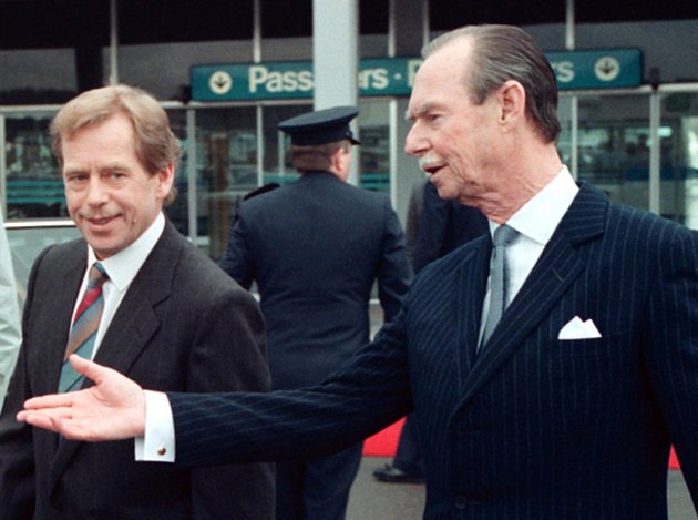 Na snímku ze 17. března 1991 je lucemburský velkovévoda Jean (vpravo) s prezidentem České republiky Václavem Havlem krátce po jeho příletu na oficiální státní návštěvu Lucemburka.