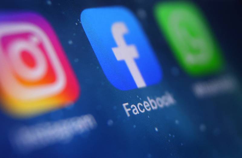 Ikonky aplikací Instagram, Facebook a WhatsApp na displeji mobilního telefonu. Ilustrační snímek
