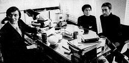   FOTO SNŮ. Karel Gott s Johnem Lennonem a Yoko Ono v londýnské kanceláři firmy Apple.