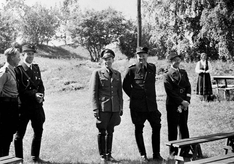 Výlet strany Národního sjednocení v roce 1942. Zleva Hans Jacob Bruun, Bertel Brun, kancléř Ørnulf Lundesgaard, vůdce strany Vidkun Quisling a Anton Brynhildsvoll. Všichni v tmavě modrých vojenských uniformách s výjimkou Lundesgaarda ve stranické uniformě