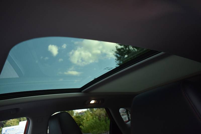 Testovaný vůz měl také panoramatické střešní okno
