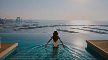 Dubajský bazén Aura Skypool je nejvýše položeným venkovním bazénem svého druhu na světě. Nachází se ve výšce 200 metrů.