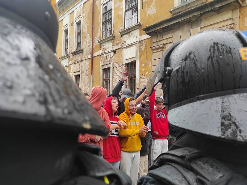 Tématem unikátního cvičení v centru Josefova bylo secvičení základních postupů při zákroku pořádkových jednotek a antikonfliktních týmů v situacích, jako jsou rizikové společenské akce či demonstrace