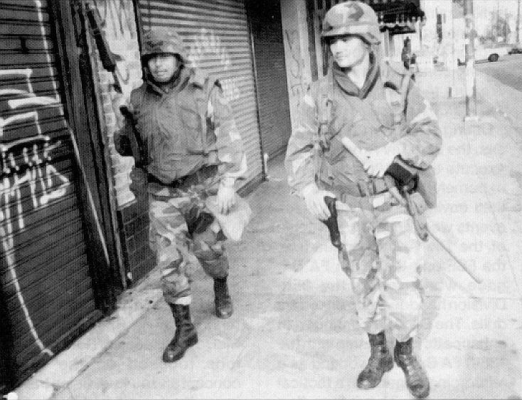 Vojáci 40. pěší divize kalifornské Národní gardy hlídkují na jaře 1992 v ulicích Los Angeles, kde 29. dubna vypukly rozsáhlé nepokoje
