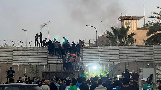 Stovky demonstrantů dnes ráno zapálily budovu švédského velvyslanectví v Bagdádu.