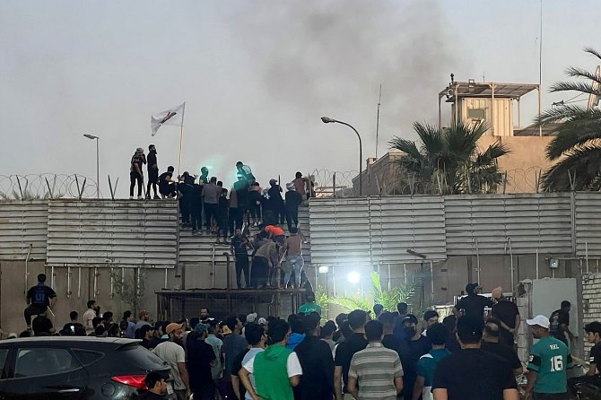 Stovky demonstrantů dnes ráno zapálily budovu švédského velvyslanectví v Bagdádu.