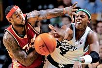 Basketbalista Clevelandu LeBron James (vlevo) bude v nadcházejícím ročníku NBA obhajovat titul nejúspěšnějšího hráče prestižní zámořské soutěže.