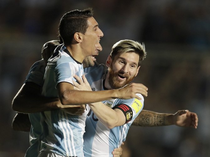 Fotbalisté Argentiny Lionel Messi (vpravo) a Ángel Di María se radují z gólu proti Kolumbii.