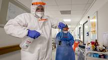 Zdravotníci dezinfikují přístroje na oddělení péče o pacienty s koronavirem (na snímku z 11. března 2021), pro něž má nemocnice v Roudnici nad Labem vyčleněných 20 standardních lůžek