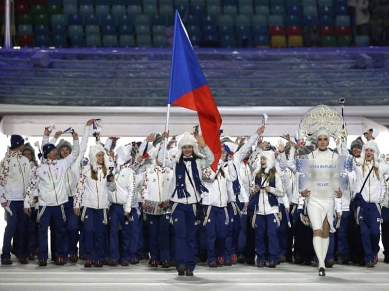 Vlajkonoška Šárka Strachová vede českou výpravu během slavnostního zahajovacího ceremoniálu olympijských her v Soči.