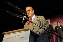 Předseda TOP 09 a ministr zahraničí Karel Schwarzenberg (vpředu) vystoupil 19. října v Praze na tiskové konferenci k zahájení své prezidentské předvolební kampaně.