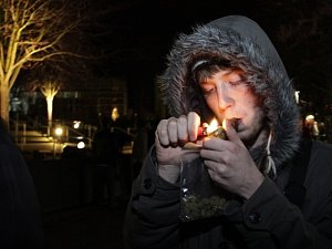 Kuřák marihuany v Seattlu si pár minut po půlnoci poprvé legálně zapaluje