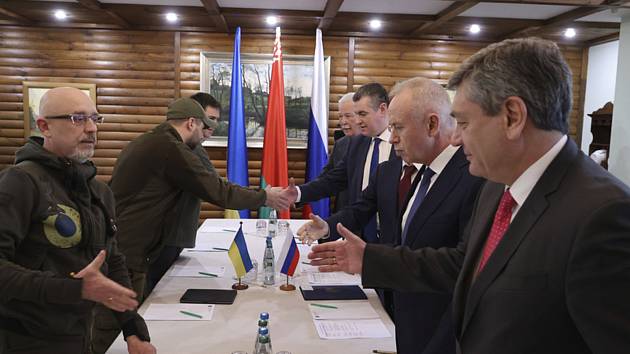 Ukrajinský ministr obrany Oleksij Reznikov (vlevo) a náměstek ruského ministra zahraničí Andrej Rudenko (vpravo) během mírových rozhovorů v Bělorusku, 3. března 2022.