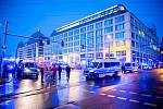 Hasiči na ulici Karla Liebknechta nedaleko náměstí Alexanderplatz.v Berlíně, kde v hotelovém komplexu prasklo obří akvárium