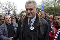 Vůdce srbské opozice Tomislav Nikolić, který přestal přijímat potravu na protest proti vládní politice, zkolaboval a byl hospitalizován.