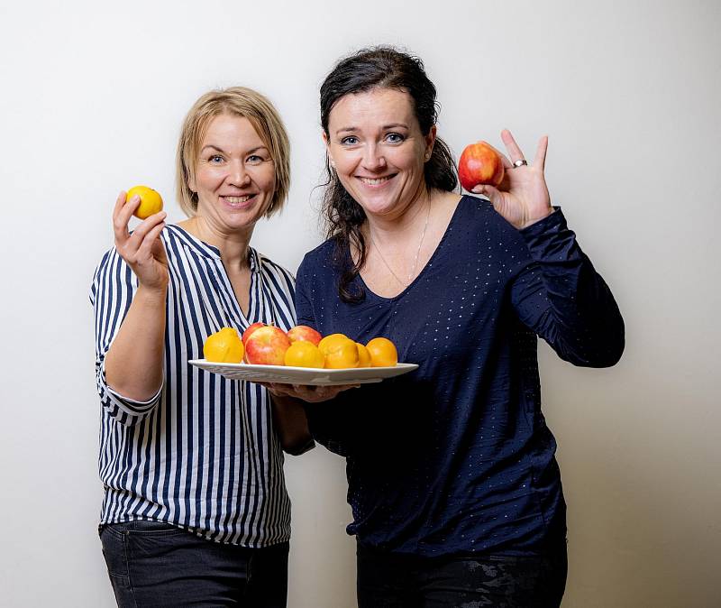 Lektorky Lenka Vymlátilová a Tereza Koukol upozorňují, že ovocná dieta na hubnutí rozhodně nefunguje