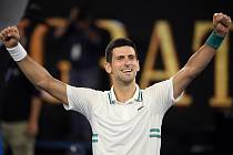 Srbský tenista Novak Djokovič se raduje z vítězství ve finále Australian Open.