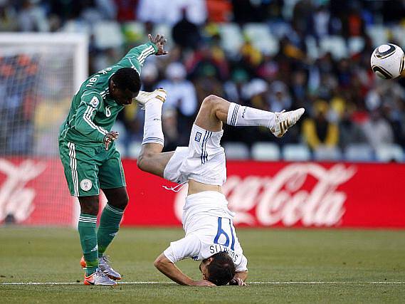 Kostas Katsouranis z Řecka se ocitl v krkolomné situace, přihlíží Nigerijec Ayegbeni Yakubu.