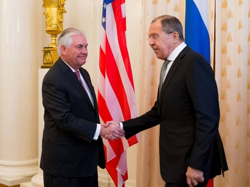 Americký ministr zahraničí Rex Tillerson (vlevo) a jeho ruský protějšek Sergej Lavrov.