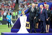 Na finále MS nemohl chybět prezident pořadatelské země Vladimir Putin. Na snímku s ředitelem FIFA Giannim Infantinem