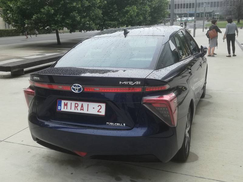 První komerčně dostupný osobní automobil na vodíkový pohon Toyota Mirai