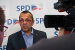 V obležení novinářů se ocitl někdejší místopředseda ČSSD Jaroslav Foldyna. Zatímco jeho původní strana se zatím potácí těsně pod hranou účasti ve Sněmovně, SPD, do níž přestoupil si zhruba drží pozice z předchozích voleb.